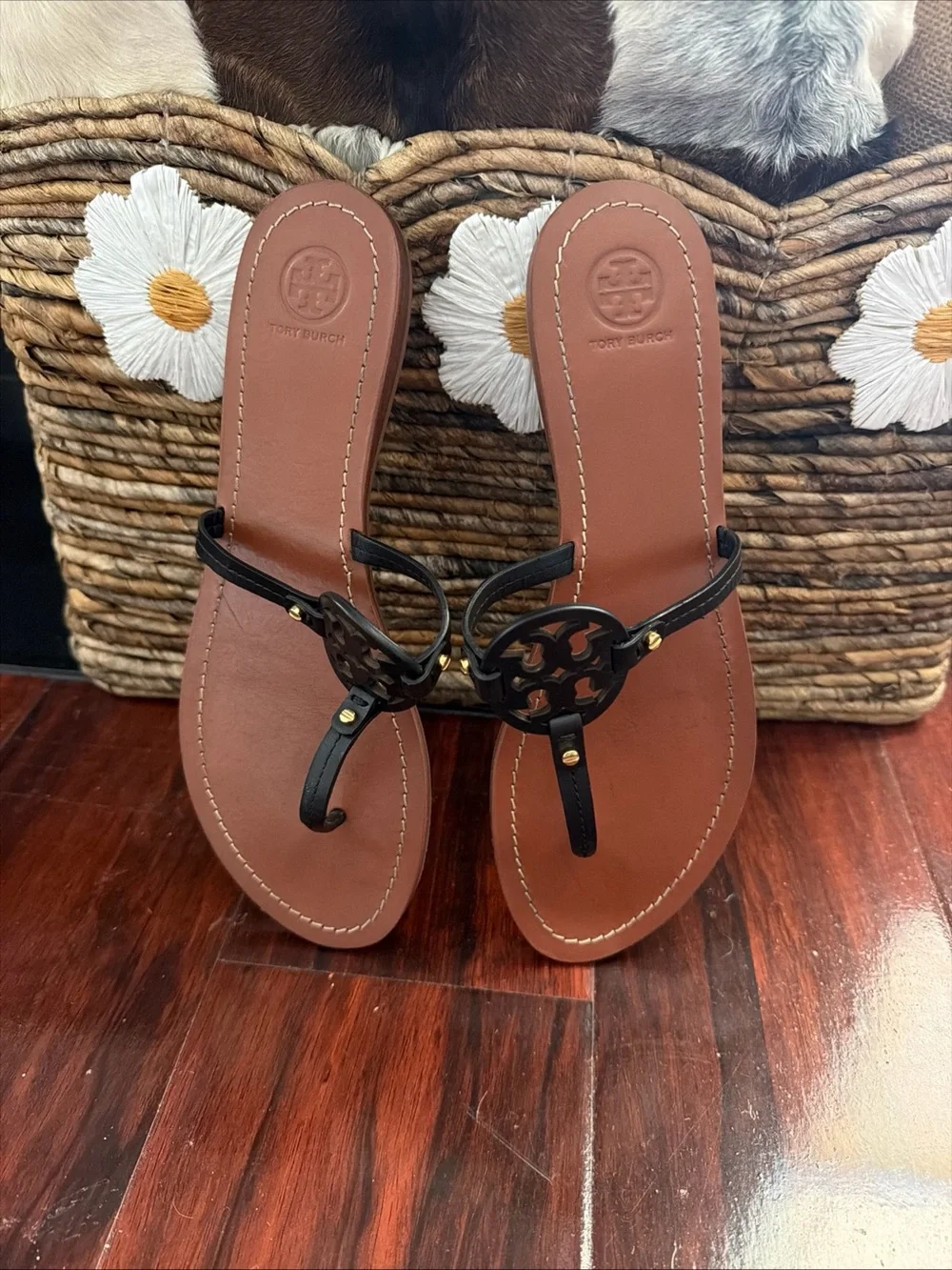 Tory Burch slip on Gabriel flat thong black leather logo signature size 10.5